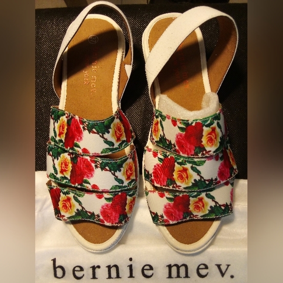 Bernie Mev. - NWT, Floral Sandals W/ 3 Front & 1 Ankle Straps, Size EU 37 US 6 - Picture 5 of 13